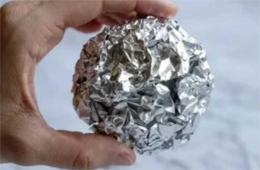 Bola de papel alumínio na lavadora: segredo economiza tempo e dinheiro