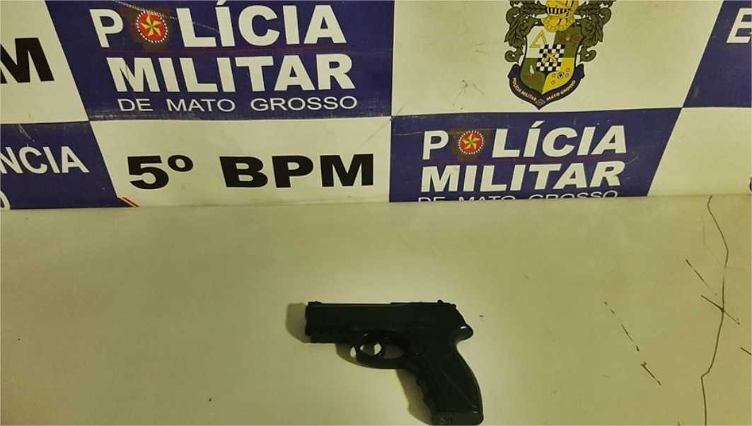 Homem é preso com simulacro de arma de fogo em Rondonópolis