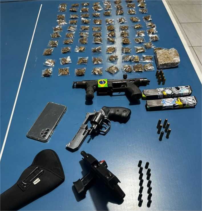 Dupla é presa com submetralhadora e outras duas armas para “matar rivais faccionados”