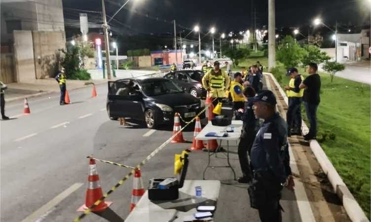 Operação Lei Seca na Avenida das Torres resulta em sete motoristas presos por embriaguez ao volante