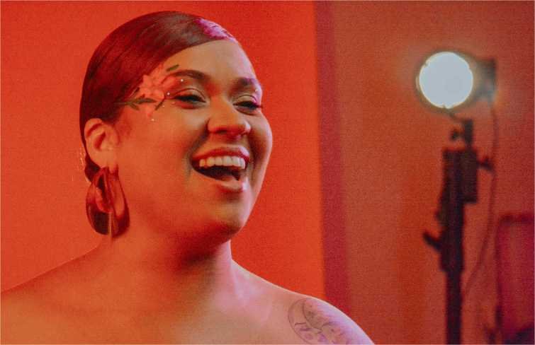 Cantora lança videoclipe contemplado com edital de fomento à cultura da Secel