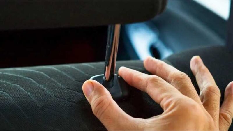 O truque do encosto de cabeça para abrir um carro em caso de emergência