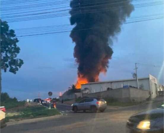 Barracão de empresa de reciclagem é destruído pelo fogo em VG