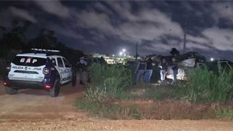 Criminosos com carro roubado são mortos em confronto com a PM