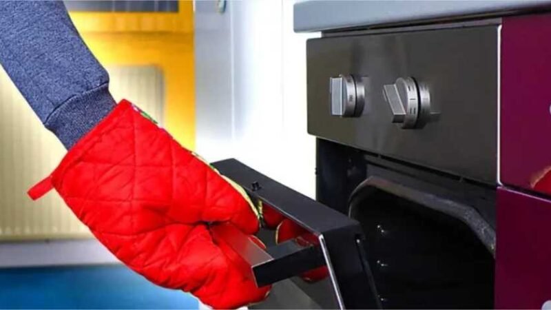 Por que você deve evitar usar luvas de forno úmidas?