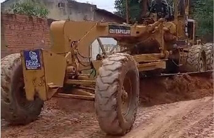 Empresa executa muito além do contrato em bairro de Cuiabá que máquina quebrou; veja vídeos