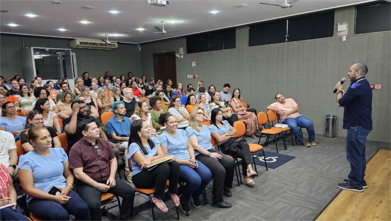 Escolas realizam palestras e dinâmicas de planejamento antes do início das aulas