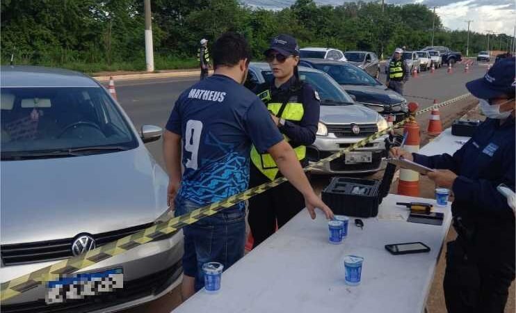 Operação prende quatro motoristas embriagados e um foragido da Justiça em Várzea Grande