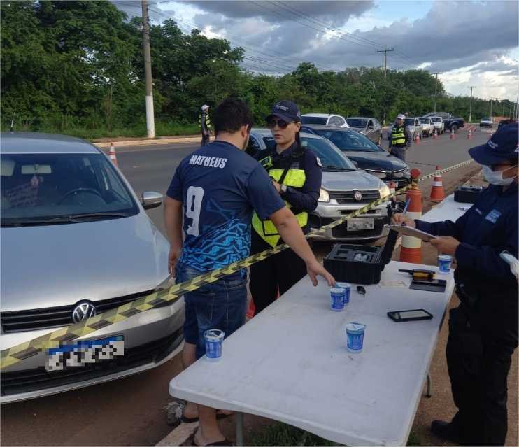 Operação prende quatro motoristas embriagados e um foragido da Justiça em Várzea Grande