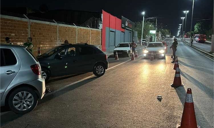 Fiscalização multa 99 motoristas e remove 63 veículos em Várzea Grande