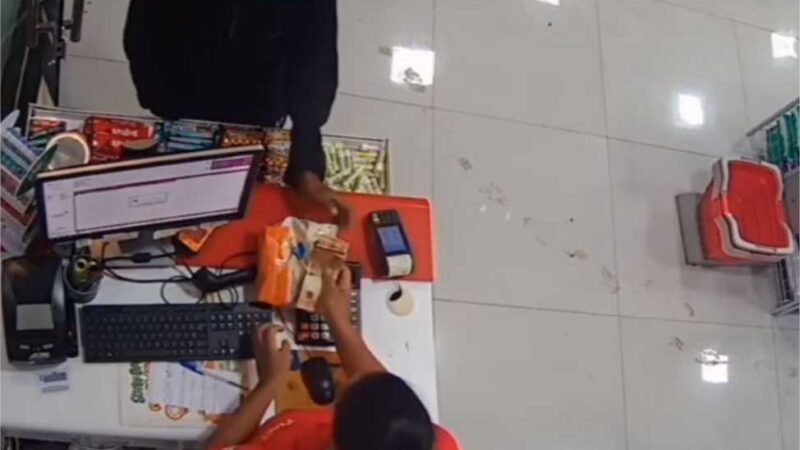 Ladrão chega a pé em farmácia e faz o “limpa” em caixa