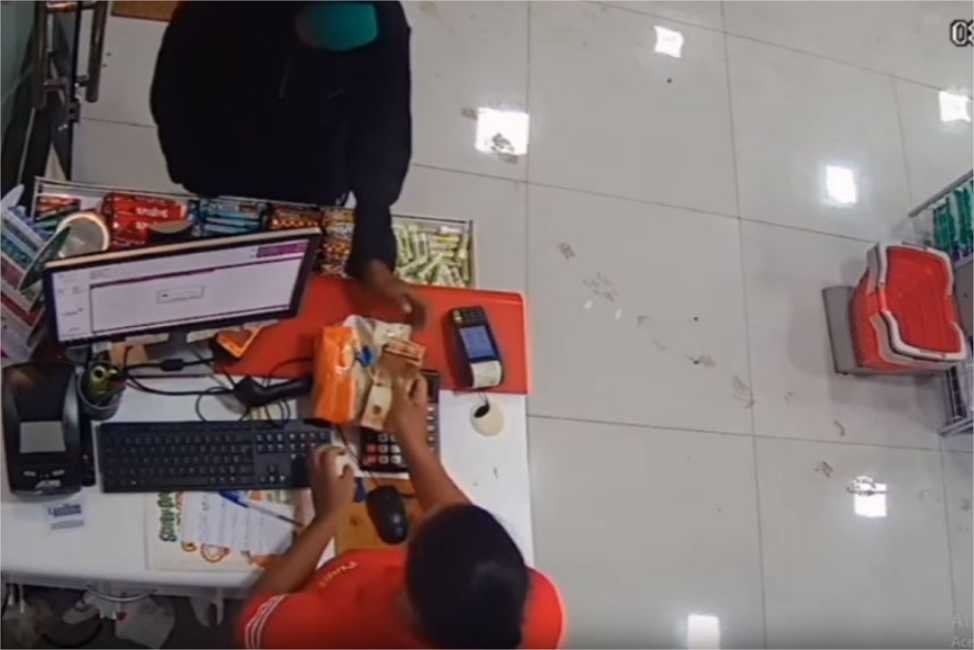 Ladrão chega a pé em farmácia e faz o “limpa” em caixa