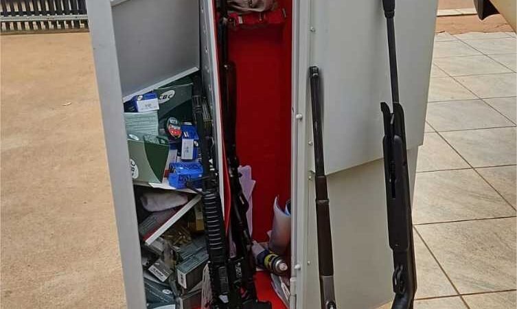 PM prende 4 suspeitos de roubo e sequestro e recupera caminhonete e cofre com armas