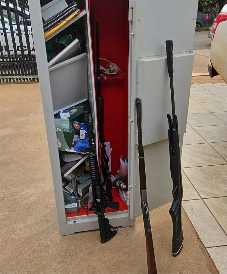PM prende 4 suspeitos de roubo e sequestro e recupera caminhonete e cofre com armas