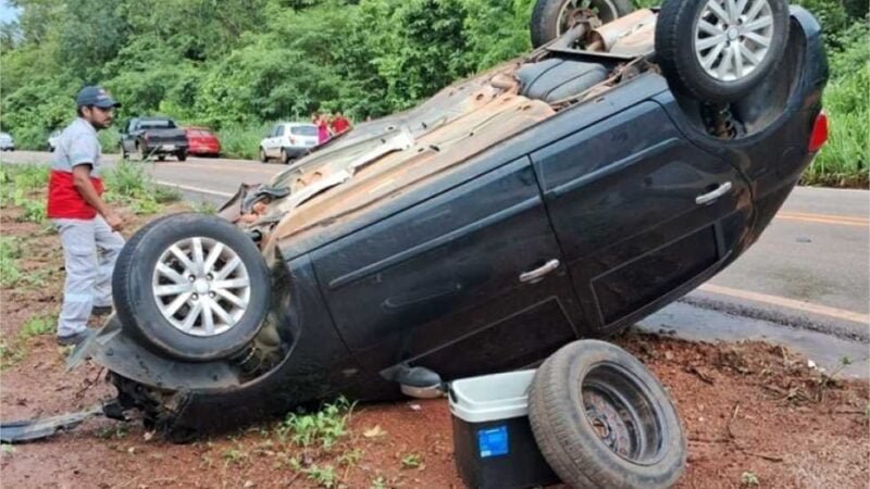 Motorista bate Gol em Hilux com idoso e capota em rodovia de MT