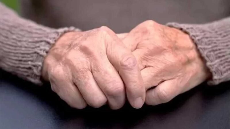 Mulher pula muro e arrasta mãe idosa pelos cabelos após saber de medida protetiva