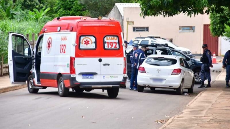 Homem é encontrado morto dentro de carro com várias perfurações de faca pelo corpo