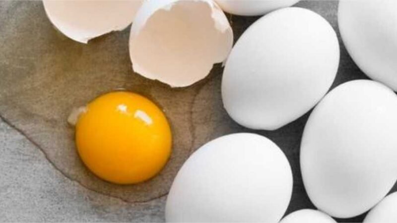 Truque simples para descascar ovos cozidos em segundos