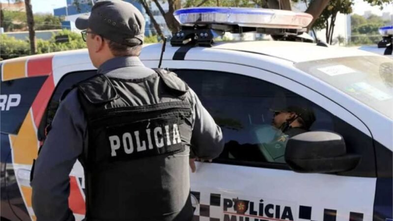 Força Tática prende homem com armas de fogo e tabletes de drogas