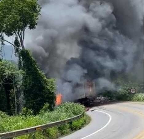 PRF confirma duas mortes em acidente com caminhão-tanque e explosão na Serra do Mangaval