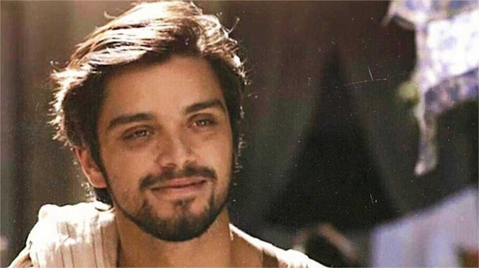 Simas relata preocupação com carreira após revelar ser bissexual