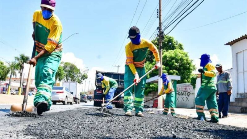 Equipes de tapa-buracos atuam nas avenidas República do Libano e das Torres