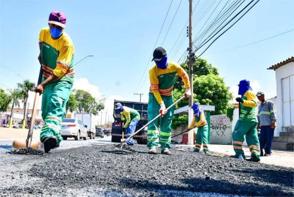 Equipes de tapa-buracos atuam nas avenidas República do Libano e das Torres