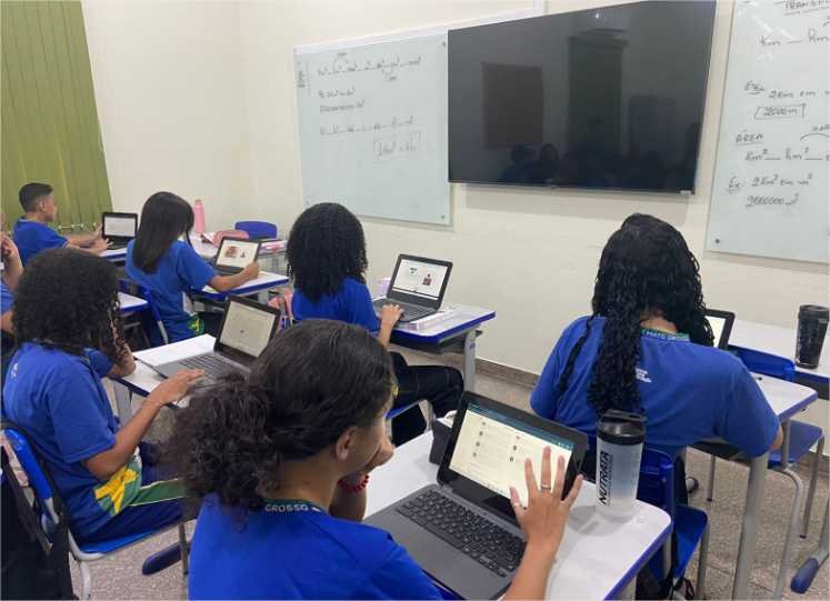 Tecnologia nas escolas estaduais facilita o aprendizado e torna aulas mais dinâmicas, afirmam estudantes