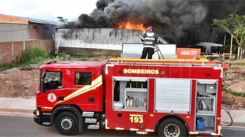 Incêndio em empresa é controlado após cerca de oito horas de trabalho