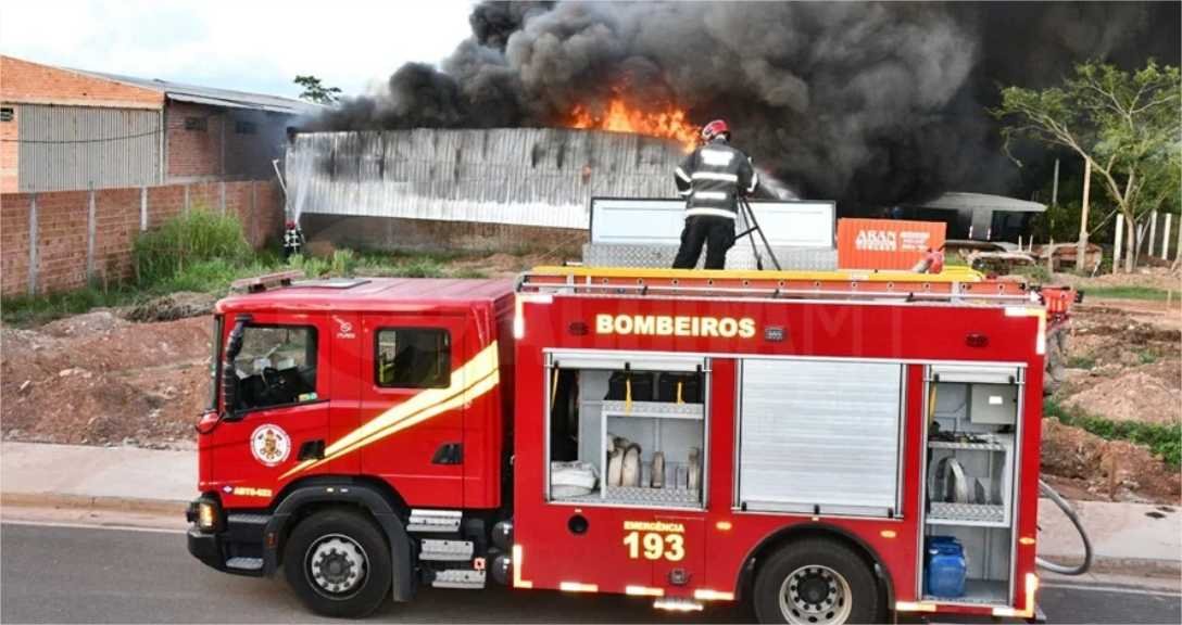 Incêndio em empresa é controlado após cerca de oito horas de trabalho