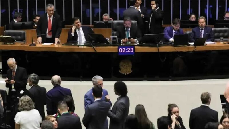 Pedido de impeachment contra Lula ultrapassa 120 assinaturas na Câmara dos Deputados