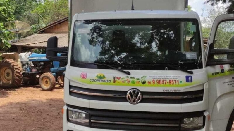 Produtores familiares usam caminhão entregue pelo Governo de MT para transportar alimentos até escolas