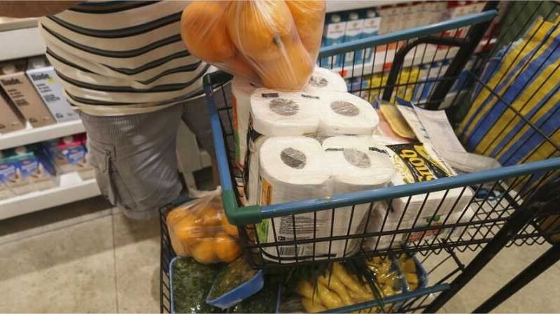 Intenção de consumo das famílias cai 0,5% em fevereiro, aponta CNC