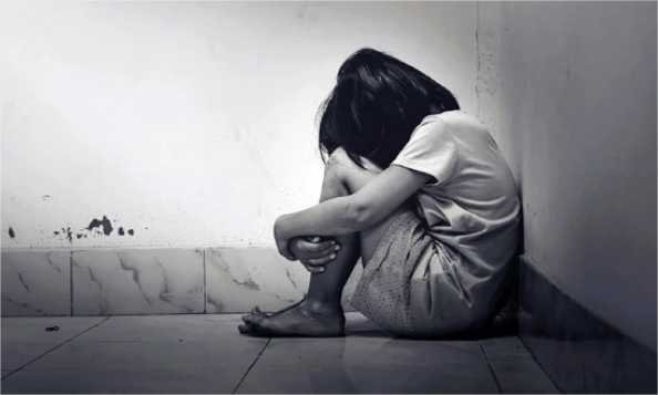 Homem é preso ao ser flagrado passando as mãos nas parte íntimas de criança de 7 anos