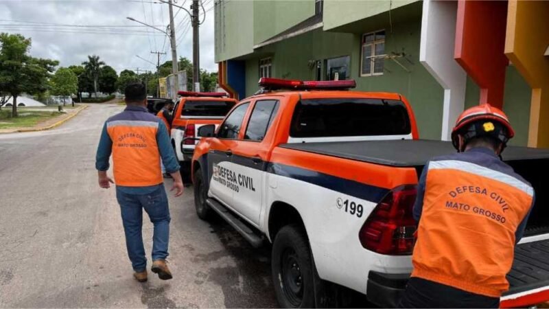 Governo de MT envia equipes e alimentos para auxiliar Cáceres após temporal