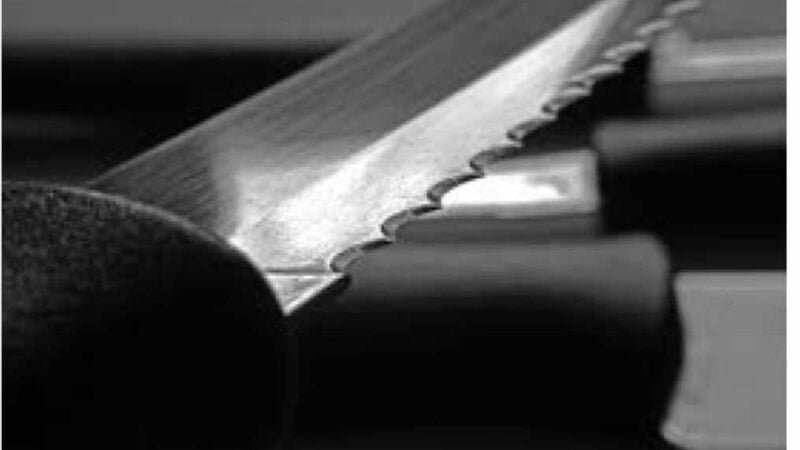 Mulher se levanta para pegar cerveja em bar e é esfaqueada no tórax