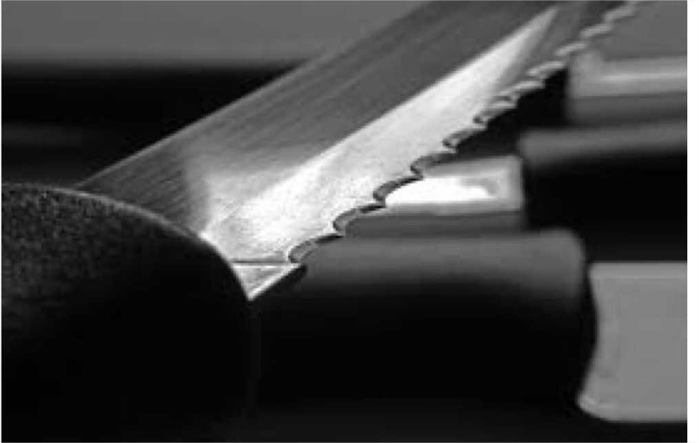 Mulher se levanta para pegar cerveja em bar e é esfaqueada no tórax