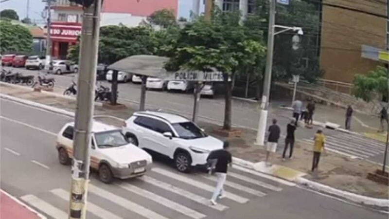 Adolescente atropela mulher que passava por faixa de pedestre no centro de Jaciara; veja vídeo