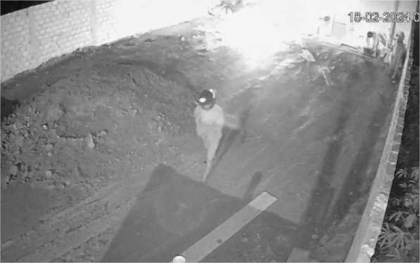 Vídeo mostra momento em que homem ateia fogo na motocicleta da ex-namorada; veja