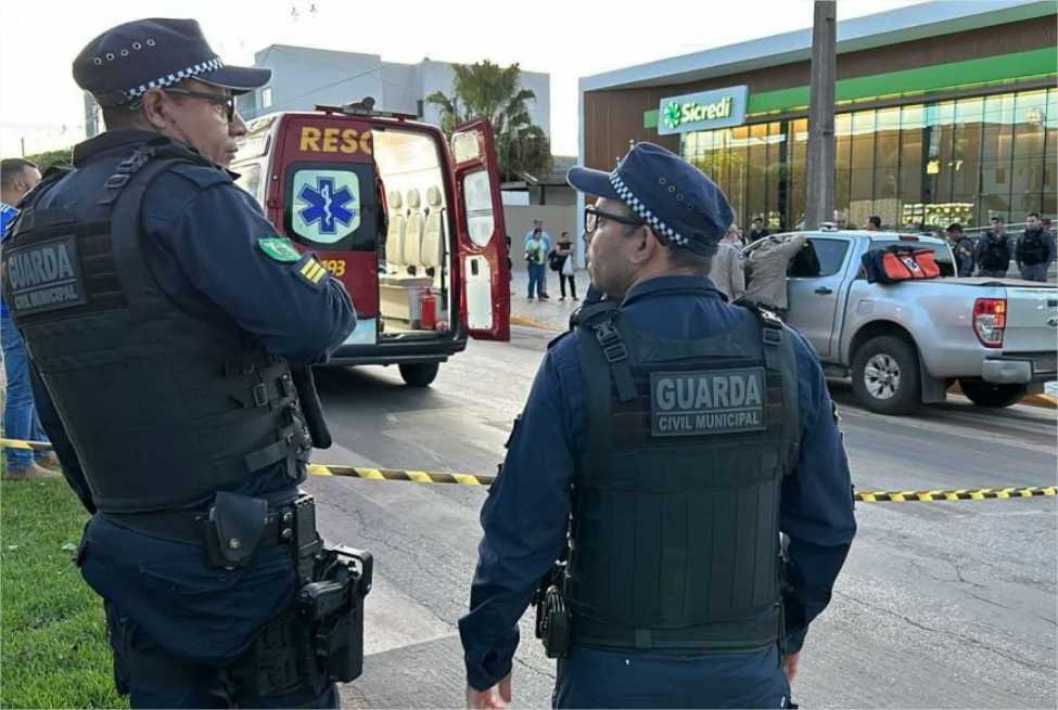 Homem é morto a tiros em frente a banco; esposa fica em choque