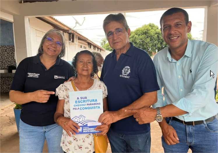 “Foram 42 anos de espera que chegaram ao fim”, afirma moradora ao receber escritura de casa do Governo de MT