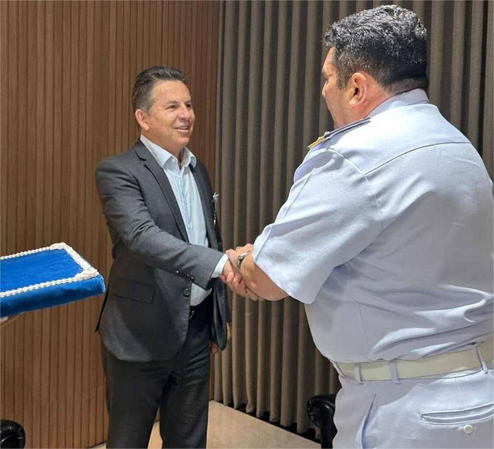 Governador recebe medalha “Amigo da Marinha” em reconhecimento à parceria com a instituição