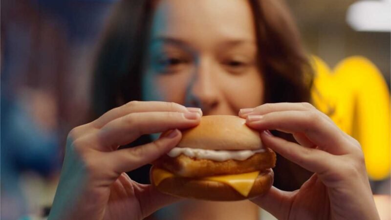 Embalado pela emoção de Fabio Jr., McDonald’s abre vendas do McFish em todo o Brasil