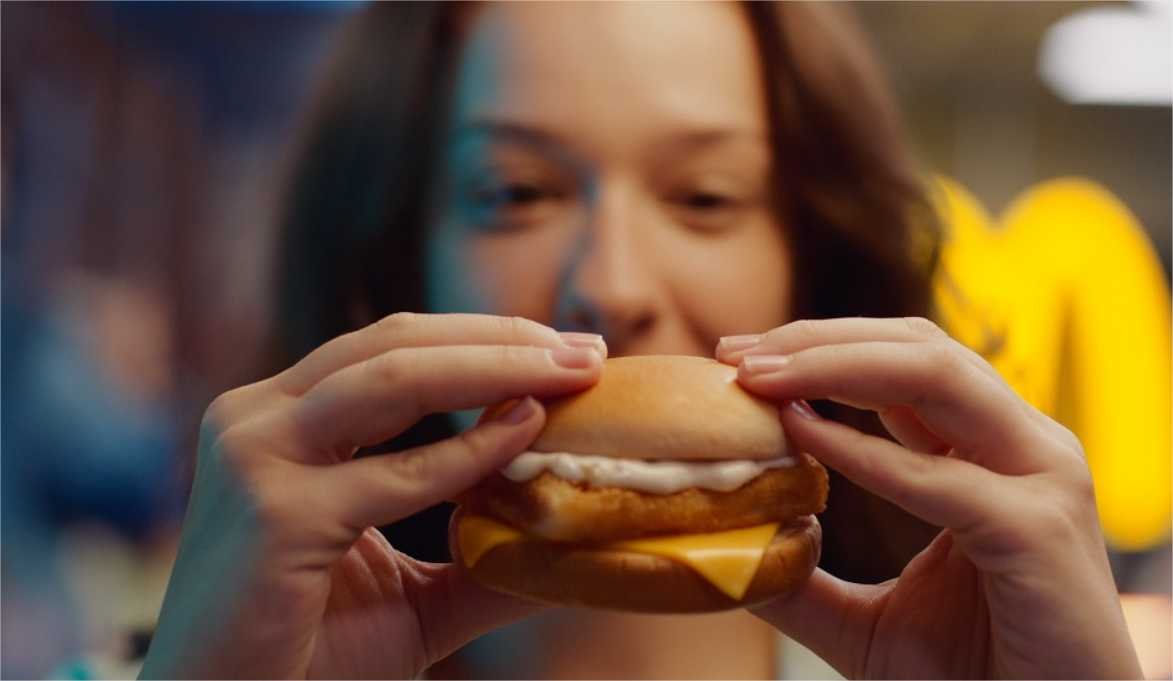 Embalado pela emoção de Fabio Jr., McDonald’s abre vendas do McFish em todo o Brasil