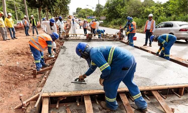 Governo começa a construir pistas de concreto do sistema BRT na Avenida do CPA