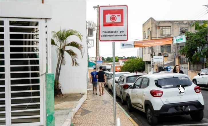 Presidente Chico 2000 quer retirada de placas instaladas por empresa no entorno da Câmara