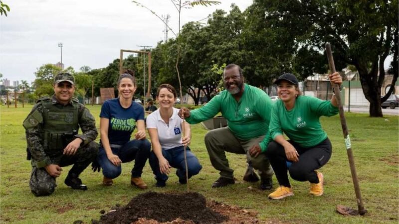 Plantio de mudas pela Sema e TJMT tem participação de moradores; “Ação é importante para tornar Cuiabá mais verde”, diz voluntário