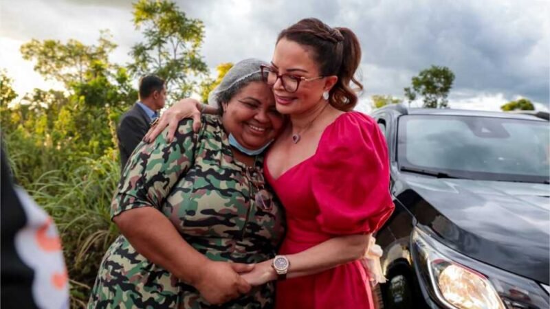 Primeira-dama de MT visita comunidade e entrega alimentos no bairro Pedra 90 em Cuiabá