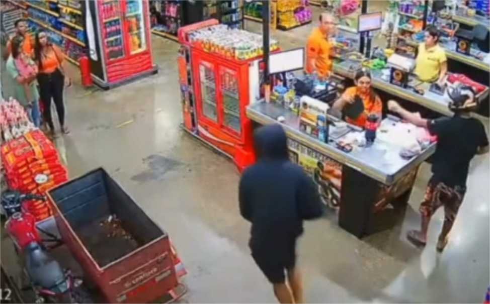 Assaltantes armados invadem mercado e fazem clientes e funcionários reféns em Cuiabá