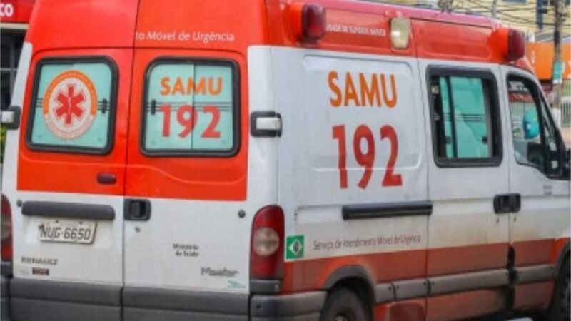 Adolescente morre após bater moto em caminhão parado em avenida